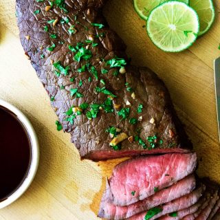 This marinated london broil recipe is so super easy! It has only 5 ingredients and takes under 10 minutes to cook! It’s a surefire hit for all steak lovers out there. | #londonbroil #steak #londonbroilmarinade #steakmarinade