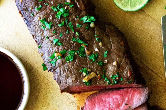 This marinated london broil recipe is so super easy! It has only 5 ingredients and takes under 10 minutes to cook! It’s a surefire hit for all steak lovers out there. | #londonbroil #steak #londonbroilmarinade #steakmarinade