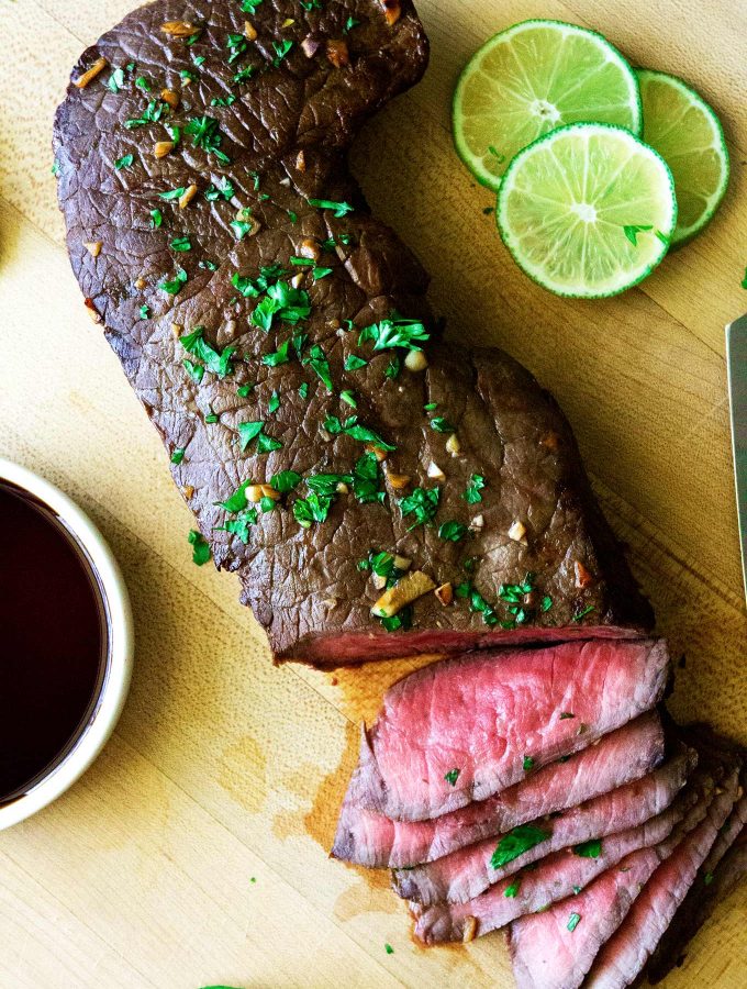 This marinated london broil recipe is so super easy! It has only 5 ingredients and takes under 10 minutes to cook! It’s a surefire hit for all steak lovers out there. | #londonbroil #steak #londonbroilmarinade #steakmarinade
